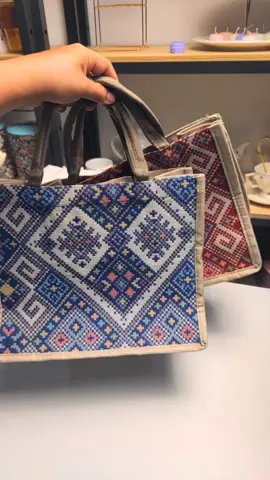 nak bergaya tapi duit tak cukup,tote bag ni murah boleh letak banyak barang,sesuai untuk pelajar2,geng opis Dan makcik2 yang nak pergi masjid ke surau.#highquality #shokingdeal #totebag #bag#pelajar #gengopis #corporategift #gift #makcikbawang 