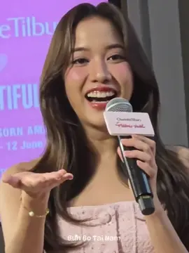 “Thần tiên tỷ tỷ trong bộ váy sỉ chôm pu đến gặp mọi người rồi nhờ mọi người trợ giúp tìm kiếm tình yêu của cổ kìa. Chưa biết tình yêu của cổ ở mô chứ thấy cổ là tình yêu là vitamin hạnh phúc của mọi người rồi á 🐰🤍✨” (©️: FREENBECK OFFICIAL | P’Yofan (real)| latulipe_freen)  #srchafreen #charlottetilburyxfreen 