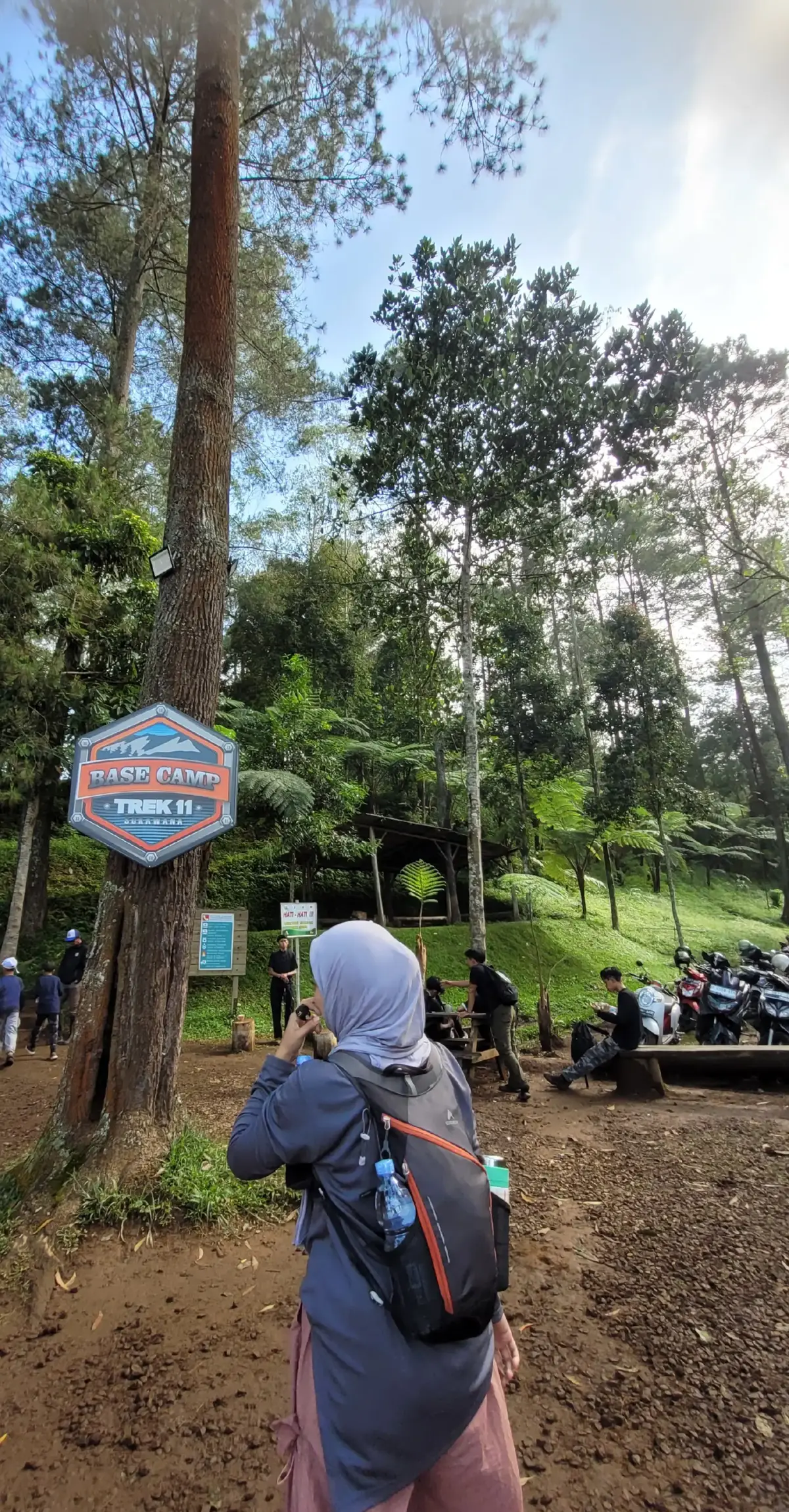 kita arsipkan setiap foto disini kali yah foto 1-11 Upas hill 11 Mei 2025 dengan ratusan orang di puncak serasa pasar ramenya ga ketulungan, cuaca juga cerah tapi tetep pulang dikasih trek abis ujan dan yaps perjalanan juga lebih alot karena di trek menjadi 