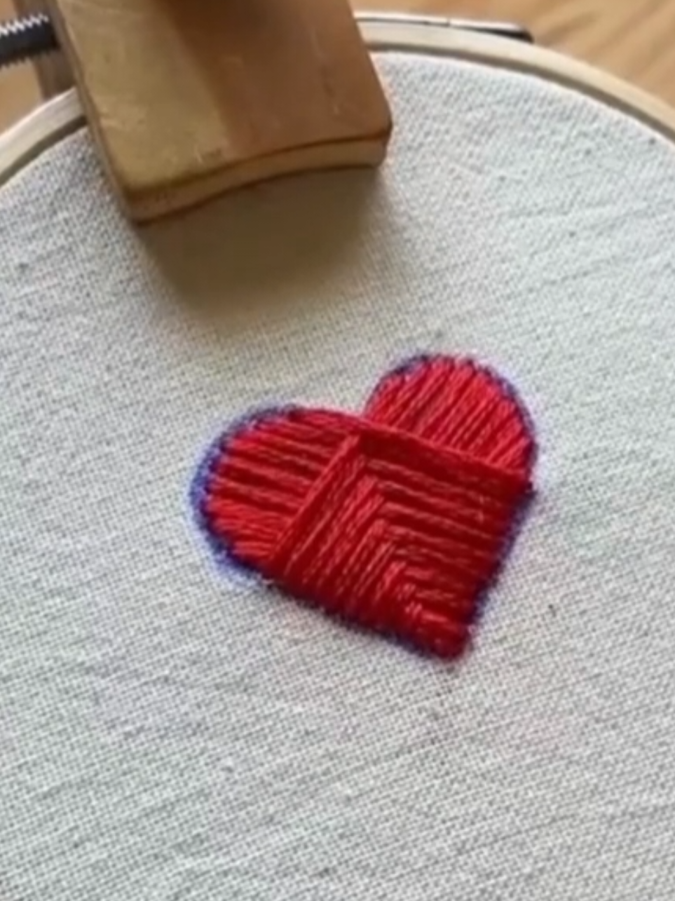 hand embroidery 🧶 🪡❤️ تطريز يدوي 🧶 🪡 ❤️ . . . . . #تطريزاتي #تطريزات #تطريز_يدوي #تطريز #تطريز_تيشرتات #تطريز_اسماء_مواليد #تطريز_اسماء #تطريز_حسب_الطلب #follow #explorar #handmadegifts #Hand #handmade #hand_embroidery 