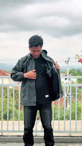 Mahal dikit tapi awet dari pada harus bolak balik beli jas hujan #jashujanailook #jashujanfullpress #jashujanwaterproof #jashujanantirembes #jashujanantisobek #jashujanpria #jashujanwanita #jashujan #mantel 