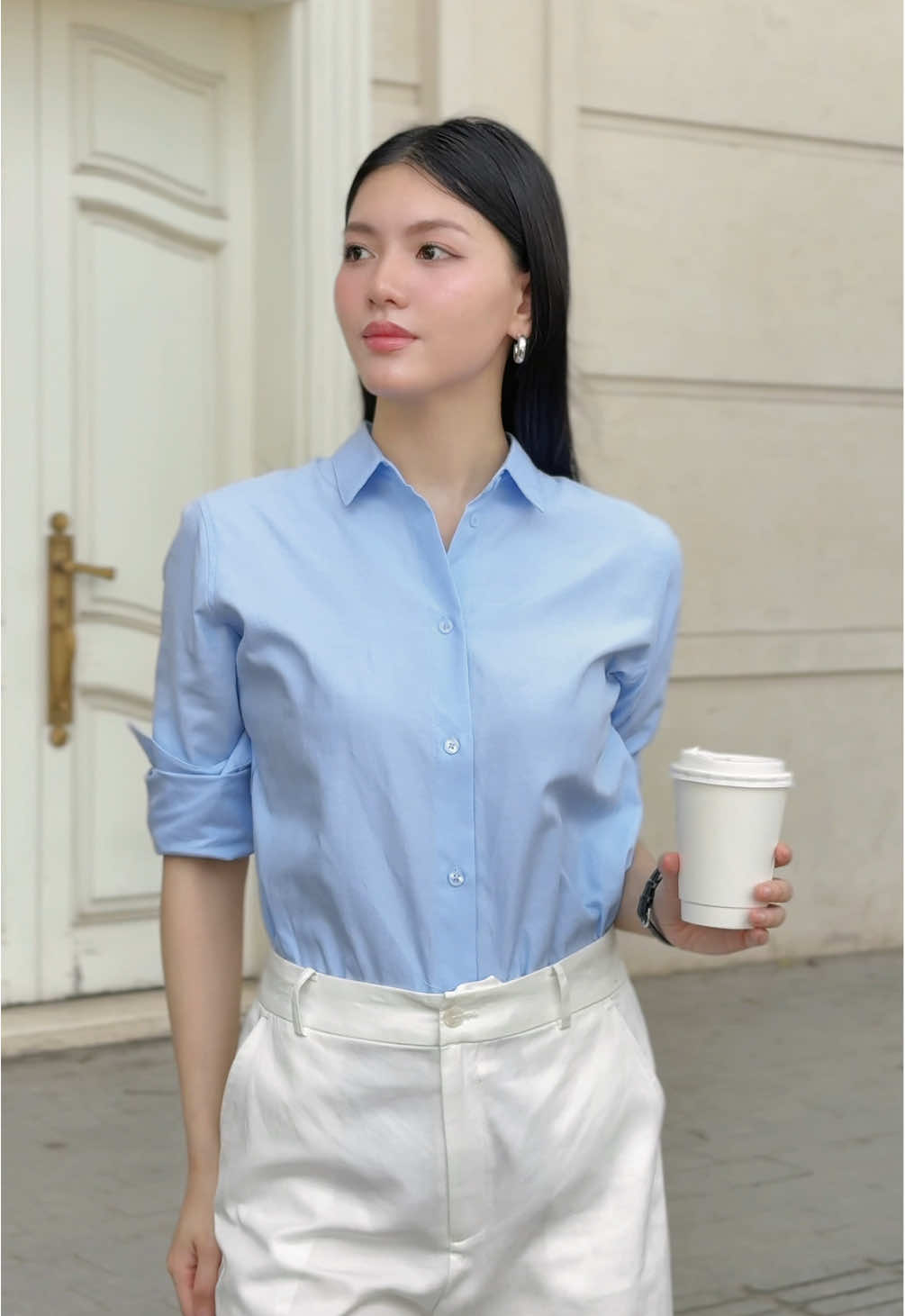 Chiếc sơ mi form gọn hè này cho các quý cô công sở. #monotalk #monotalkvn #somi 