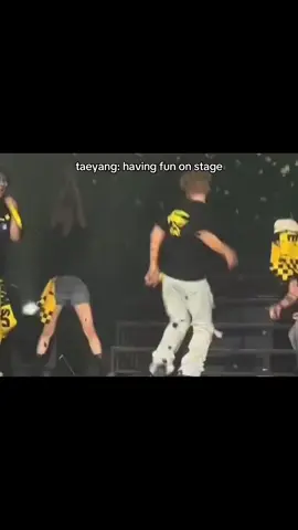let the child enjoy the stage lmao😭😭 #BIGBANG #TAEYANG #DAESUNG #GDRAGON #fyp #recomendation #fyp #kpop #meme #foryoupage❤️❤️ #recomendation #BIGBANG #recommendations 