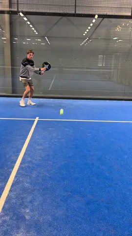 Tag a friend who charges up the smash… and misses everything 🎾🤣🚀 #padel #smash #fyp #viral #foryou #rocketpadel #sport #rocketpadelranders 