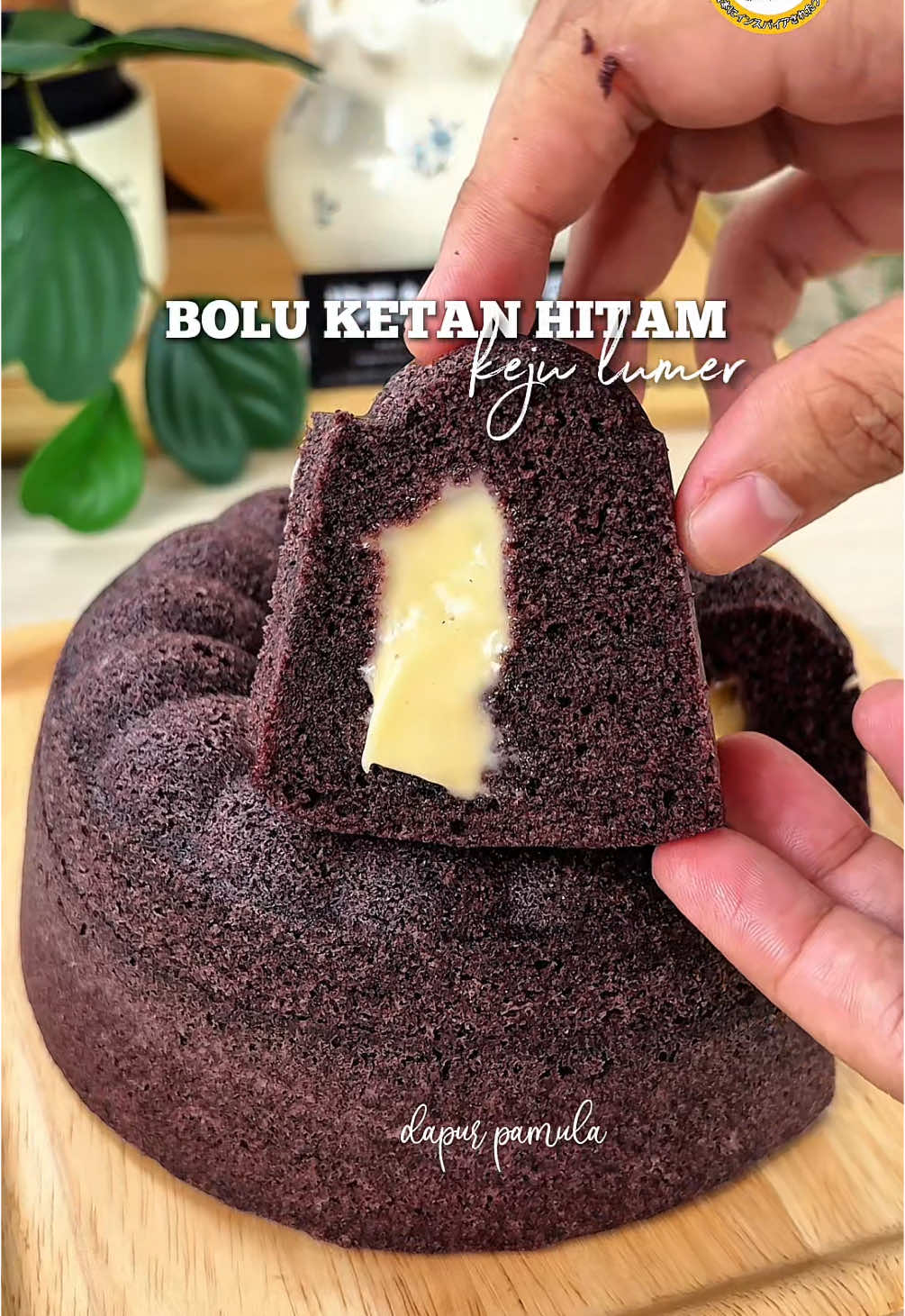 Bismillah ❤️ Saking sering nya si bolu ketan hitam keju lumer lewat di branda ku, kebetulan juga semua bahan ada jadi gas lah kita buat 🥰 asli bikin nagihhh yuk di save dulu resepnya 🥰 Untuk produk yang aku pakai aku menggunakan produk by @idealifeonline  Untuk resep dan tips lainnya bisa cek di @IDEALIFEOnline Resep  Untuk pembelian&cataloge @idealifeonline.catalogue  Untuk Hand mixer nya aku menggunakan : IDEALIFE Professional Hand Mixer (IL-221B) Spesifikasi produk : ✅5 kecepatan + fungsi turbo ✅Ejject buttom ✅Overheat protection ✅Mode tenang : motor AC ✅Stainless steel housing ✅Daya listrik 300 watt 💕 BOKU KETAN HITAM KEJU LUMER 💕 @dapur_pamula  Bahan A : 2 butir telur 140 gr gula pasir  1/2 sdt sp  1/2 sdt vanila ekstra 160 gr tepung ketan hitam  1 sdm tepung terigu  120 ml santan  85 gr margarin cair  Bahan B : 160 gr keju oles  2-3 sdm skm  ( campurkan semua bahan aduk hingga rata )  Cara membuat :  1. Mixer telur gula sp dan vanila menggunakan kecepatan tinggi hingga adonan mengembang outih berjejak  2. Kemudian masukan tepung ketan hitam dan tepung terigu, mixer lagi dengan kecepatan rendam  3. Terakhir masukan santan dan margarin cair aduk kembali hingga rata  4. Tuang 1/2 adonan bolu kukus selama 10-15 menit  5. Setelah bolu matang ambil sedikit bolu nya buat alur di tengah nya, masukan adonan keju dan tuang kembali sisa adonan bolu  6. Kukus kembali selama 40 menit atau hingga matang, kukus dengan api sedang cenderung kecil  #boluketanhitamkejulumer #boluketanhitam #bolukukisketanhitamkeju #bolukukus #bolukukusketanhitam2telur 