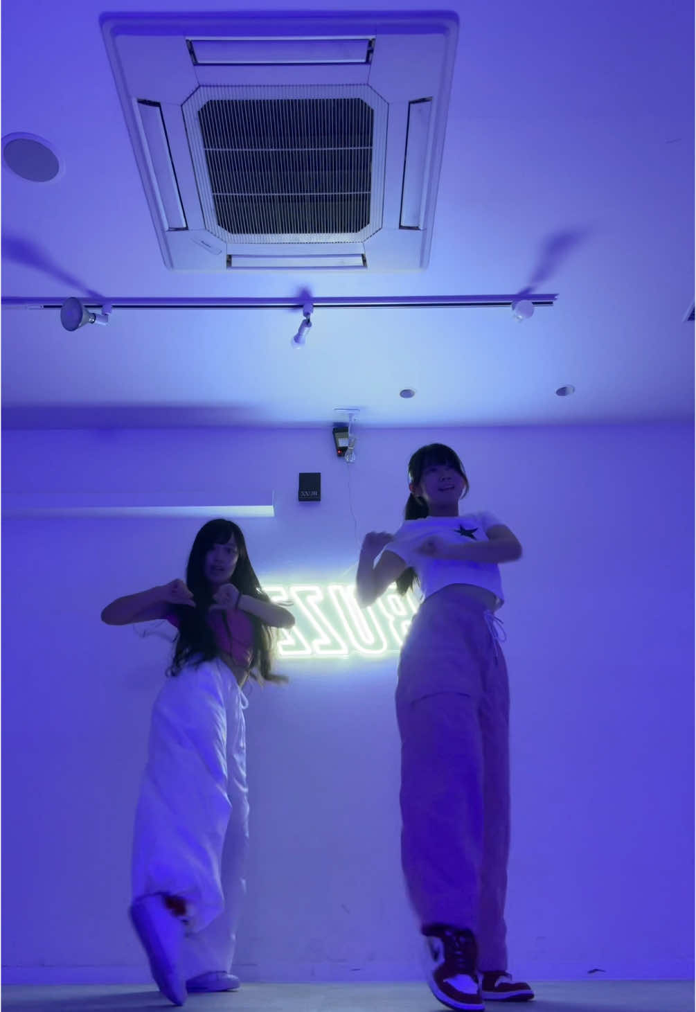 ずっと踊りまくってた🥵❤️‍🔥おすすめに乗らせてくだサイ😭　　　　　　　　　　　　　　 　　　　　　　　　　　　　　　　　 like JENNIE Remix ver                       dc:@Kimmiiz.official (ครูคิม)🇹🇭       #2011 #sjc #dance #おすすめ #fyp #こあれいあ 