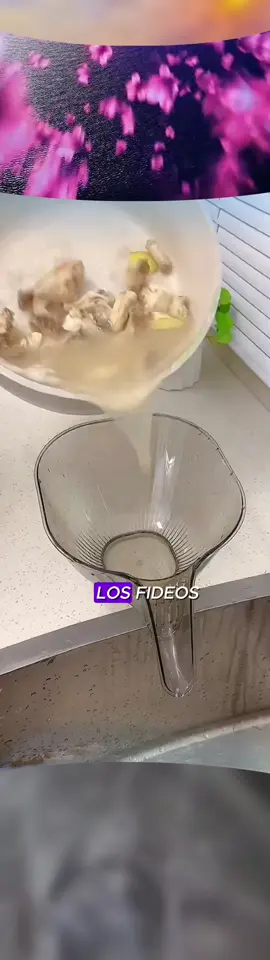 ¡Este colador con bol es un salvavidas en la cocina! 🍲🥬🍝 Perfecto para escurrir carnes, verduras o fideos después de hervir—rápido, limpio y sin complicaciones. ¡Todo en un solo paso! 🧽💥 #TrucosDeCocina #AccesoriosDeCocina #TikTokRecomendado #AmazonEsenciales #CocinaFácil #ColadorPráctico #ChefEnCasa 🛒 ¡Haz clic y simplifica tu cocina hoy mismo!
