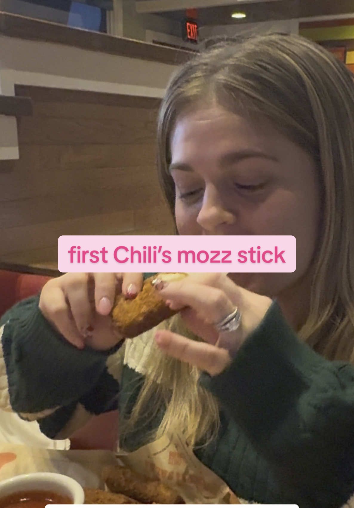 first time ever at @Chili’s Grill & Bar and the mozzarella stick cheese pull did not disappoint ✨ 10/10 recommend  #chilis #chilismozzarellasticks #tripledipper #tripledipperatchilis #chilisbarandgrill #chilispartner #chilisorder 