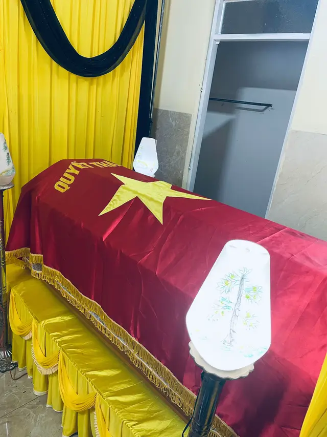 Dưới lá cờ Quyết Thắng của Tổ Quốc .  Vinh quang đời đời với lý tưởng cách mạng của Chủ Tịch Hồ Chí Minh .