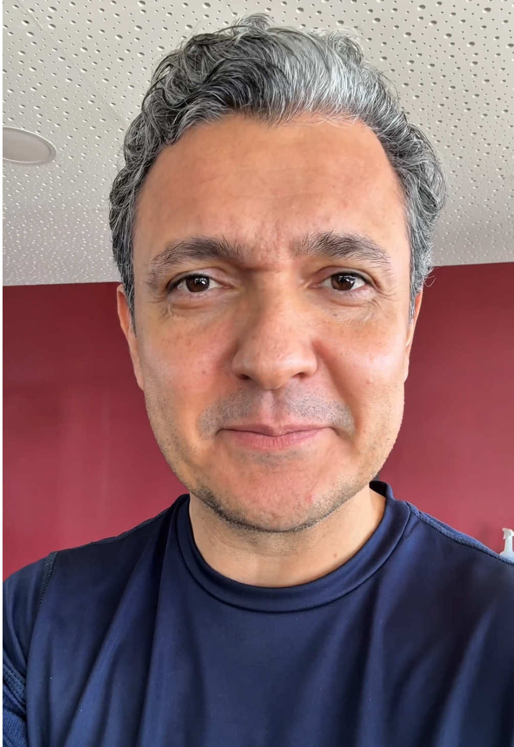 Antes só do que sem paz. A pior solidão é aquela dentro de um relacionamento errado. Par não é parceria. Presença não é companhia. E o que era pra ser abrigo… vira prisão. Se ainda não chegou a pessoa certa, se escolhe. Se cuida. Se preenche. Porque quando a gente aprende a ser inteiro sozinho, a gente para de aceitar metades machucadas só pra não ficar só. O amor certo chega… quando a gente já entendeu que consegue ser feliz sozinho. Salva esse vídeo. E manda pra alguém que precisa ouvir isso.