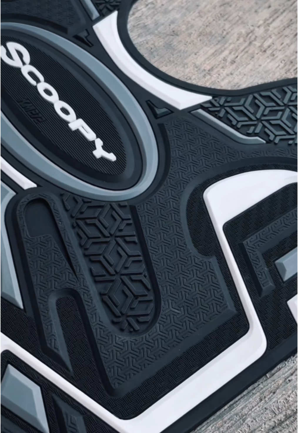 KARPET SCOOPY KARBU DARI KM272 PRODUK TERLARIS DARI BASECAMP GROSIR MEMILIKIN MOTIF DAN DESAIN YANG KEREN TERBUAT DARI BAHAN 100% KARET PREMIUM ANTI SLIP DAN ANTI LICIN. BUAT KALIAN JANGAN SAMPE KEHABISAN CHECKOUT LANGSUNG DI KERANJANG KUNING🚀