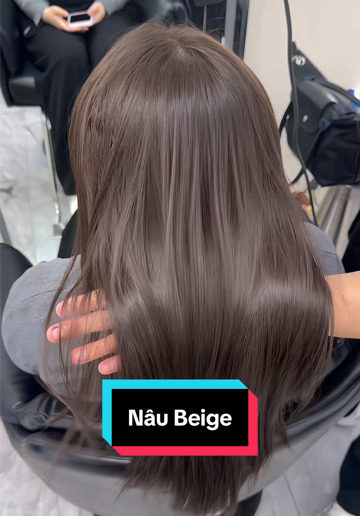 Nâu sương mù hot nhất 2025, màu nâu mang ánh sắc khói nhạt siu tôn da 🥰 #hiimpho #haircolor #naumocha #naubeige #xuhuong #trending #trakygovap #trakyhairsalon 