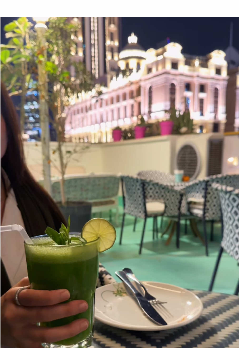 @CALAMANTINA كلمنتينا  كلمتنيا – سنتريا مول كلمتنيا يقدم الأطباق الشرقية بالمنيو المتنوع من فطور، غداء، وعشاء مكانه في تراس مطل داخل سنتريا مول بإطلالة جميلة على أبراج العليا ما يتطلب حجز، والأطباق لذيذة موفرين شاشات لمتابعة المباريات أوقات العمل: من 10 صباحاً إلى 1 صباحاً الجلسات: – داخلية مكيفة – خارجية فيها تكييف يقدمون فاكهة “كلمتنيا” مجاناً كترحيب أول ما تجلس ولا تفوتون القهوة التركي على الرمل! #اماكن_الرياض #كلمنتينا #نارسيس #مطعم #مطاعم_الرياض #مطاعم #تراس #فطور #عشاء 