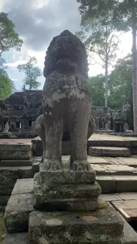 ប្រាសាទបន្ទាយក្តីមានទីតាំងនៅទល់មុខស្រះស្រង់ និងស្ថិតនៅក្បែរប្រាសាទតាព្រហ្ម។ ប្រាសាទនេះមានចម្ងាយប្រហែលជា ១១ គីឡូម៉ែត្រពីក្រុងសៀមរាប។ ដើម្បីទៅដល់យើងត្រូវ ធ្វើដំណើរតាមផ្លូវវង់តូច ខាងកើតប្រាសាទអង្គរវត្តឆ្លងកាត់ប្រាសាទក្រវ៉ាន់។ ប្រាសាទបន្ទាយក្តី្តត្រូវបានកសាងឡើងនៅពាក់កណ្ដាលទី២ នៃសតវត្សទី១២ និងដើមសតវត្សទី១៣ ដោយព្រះបាទជ័យវរ័្មនទី៧។ ប្រាសាទនេះមានលក្ខណៈស្រដៀងគ្នានឹងប្រាសាទតាព្រហ្ម ប៉ុន្តែមានទំហំតូចជាង និងមិនសូវមានភាពស្មុកស្មាញ។ ក្រៅពីក្បូរក្បាច់រចនា និងរូបចម្លាក់នៅតាមជញ្ជាំងប្រាសាទដ៏ល្អវិចិត្រ លោកអ្នកក៏បានឃើញនៅដើមឈើធំៗដែលមានអាយុកាលរាប់រយឆ្នាំ កំពុងតែដុះបង្អួតរាងបង្កើតបានជាប្លង់ថតរូបស្អាតៗជាច្រើនកន្លែង ក្នុងទីតាំងនៃប្រាសាទនេះផងដែរ។🩷