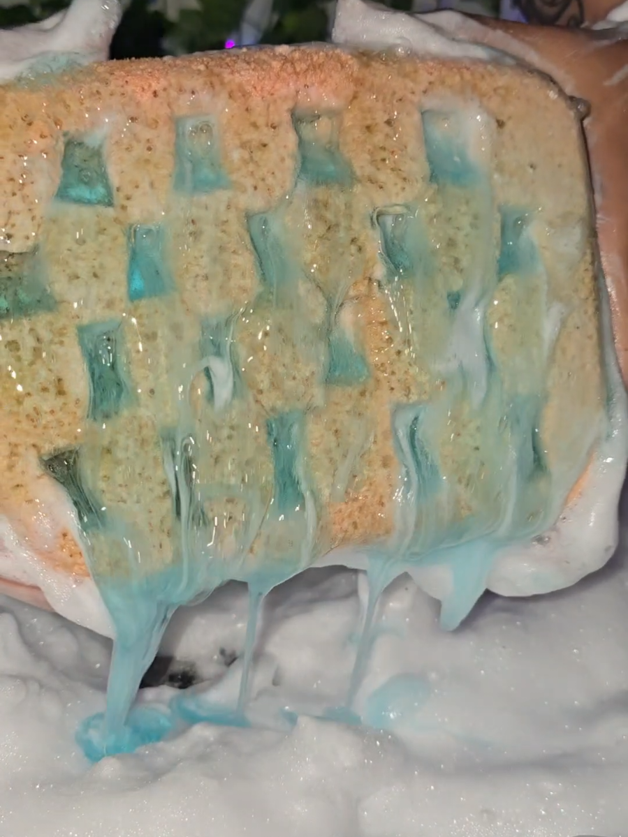 DAY 2 : add dish soap (palmolive) #WORLDWIDEGROUPCOLLAB  hosted @DubaiSqueezes  #palmolivedishsoap💙  #creamysuds #cloudsuds  #groupcollab #worldwide #spongesqueezing #bestfollowersever #cleantokcommunity #CleanTok #CapCut #witches 