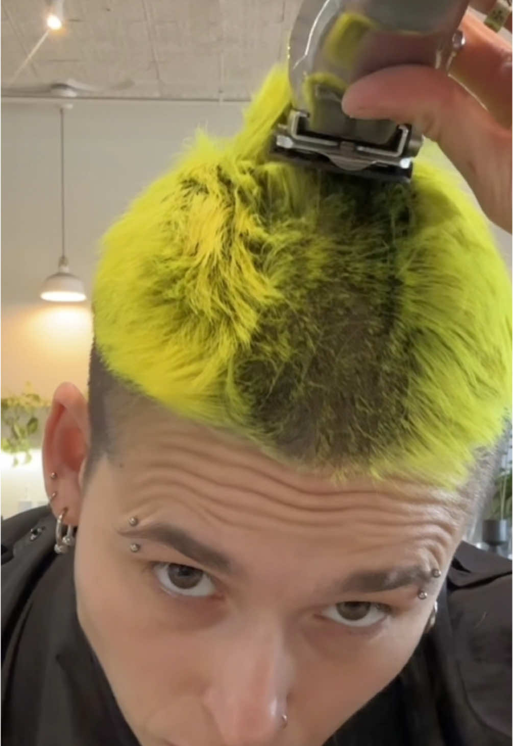 Aerodynamic haircut 😮‍💨 #fastasfckboiii #creativebuzz #queer #wlw #montreal #hairstylist 