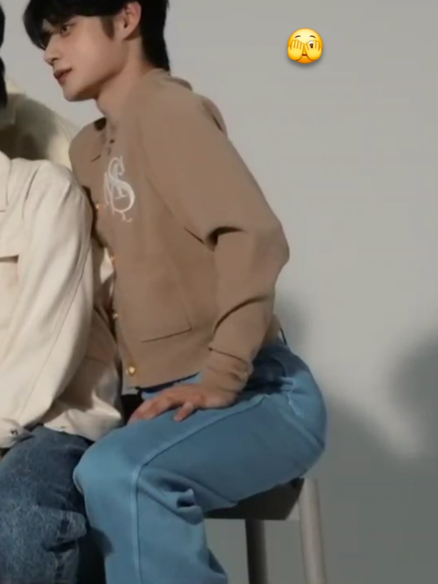 Jiwoongs arch holding the whole bakery #キムジウン #KIMJIWOONG #김지웅 #zb1 #Zerobaseone #PARKGUNWOOK #SUNGHANBIN #KIMGYUVIN #zhanghao #rickyzb1 #hanyujin #KIMTAERAE #seokmatthew 