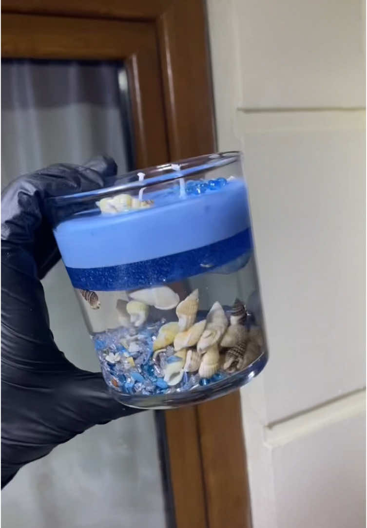 Okyanusun sesini duyuyor musunuz 🌊 Cam bir kapta okyanus rüyası 💙 Deniz kabuklarıyla süslenmiş su mumu😊 . . . . . . #candlesofan #scentedcandle #candle #handmade #soywax #candlemaker #gelwax#customizablecandle #kokulumum #elyapımı #soyamumu #jelmum #kişiselleştirilebilirmum 