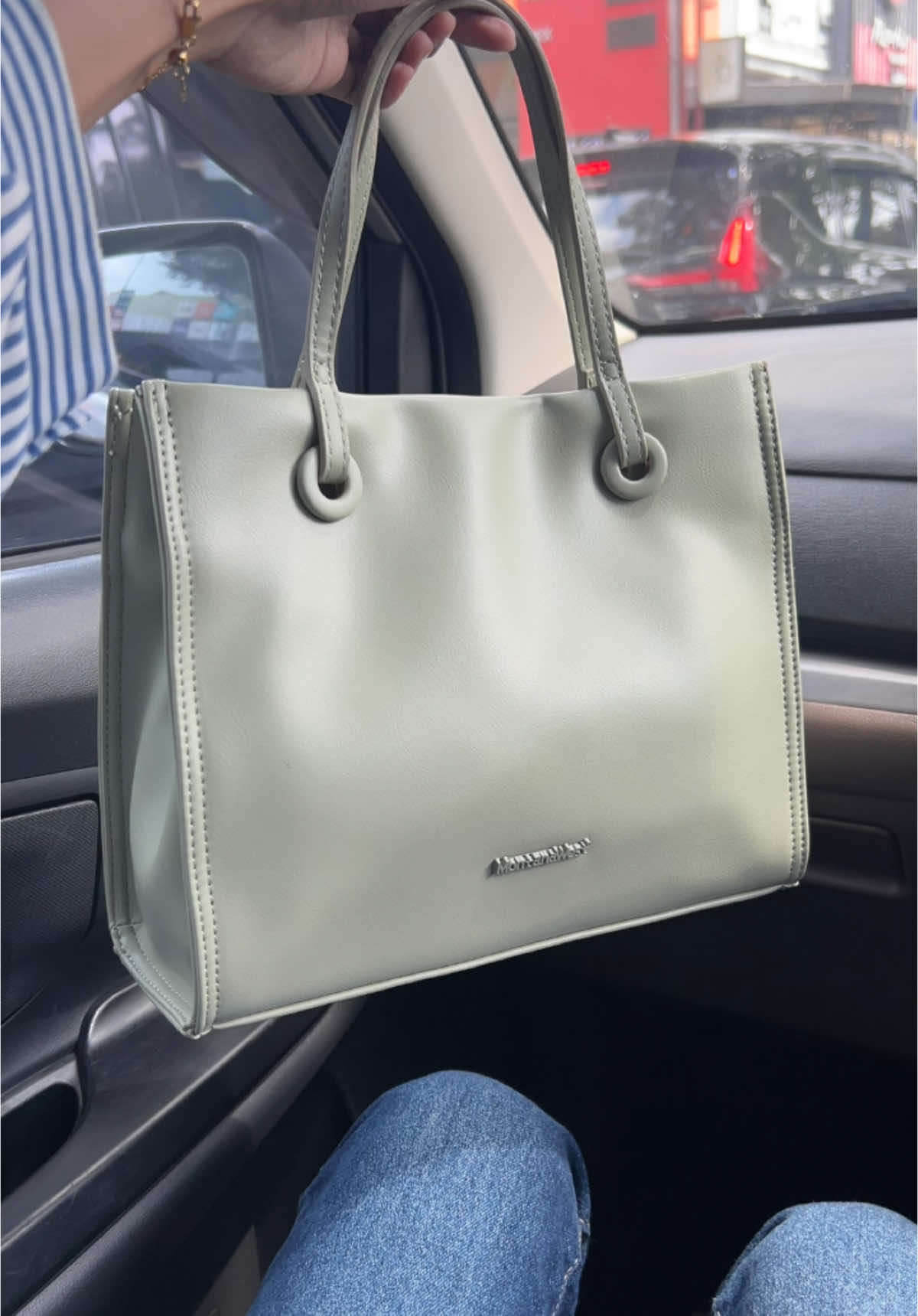 Ada tali panjangnya yaa dear #taswanita #montanawest #handbagwanita #slingbagwanita #tasselempangwanita 