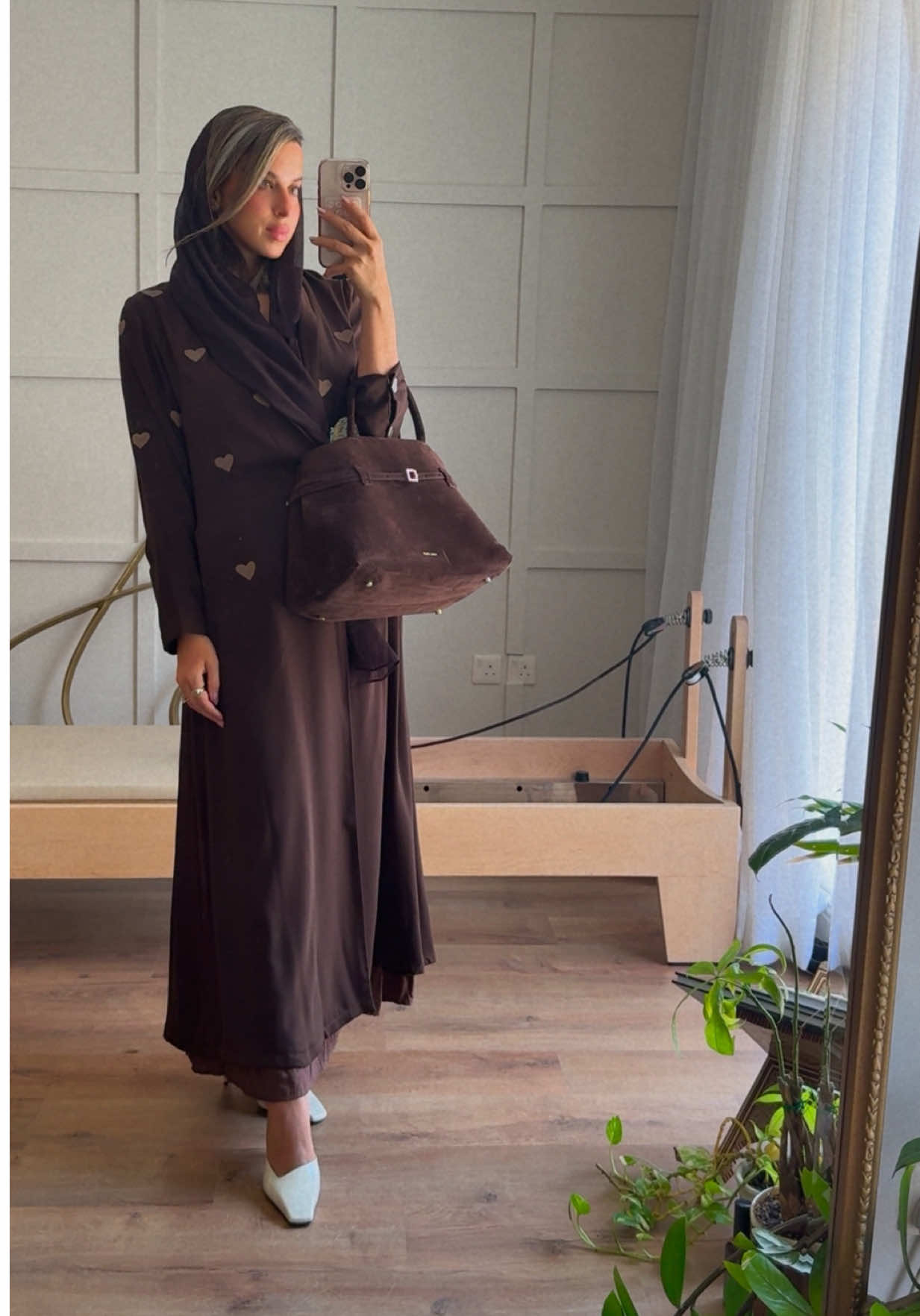 Outfit of the day 🤎🤎  Jewellery @Azza Fahmy Jewellery  Linen set @ZARA  Abaya @.  Shoes @Gucci  Bag @Manu Ateliê  