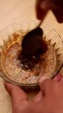 ni saus racikan buat bikin mie goreng enak , Abang Abang lewat !!  Kuncinya disausnya , inget...disausnya  Tambahin ayam suwir/ bakso/ sosis... Tambah mantap Mau pedes bisa tambahin cabe saat numis bumbu  MIE GORENG Bahan 1 (dicampur rata): 2 SDM kecap manis 1 SDM kecap asin 1 SDM saus tiram 2 SDT Bawang Putih Bubuk 1/2 SDT Lada Merica Bubuk 1/2 SDT garam 3 SDM air Bahan 2: 5 SDM minyak goreng 4 buah bawang merah, dirajang 2 butir telur, dikocok lepas 3 buah bakso, dirajang 100gr kol, dirajang kasar 75gr sawi hijau, dipotong 500gr mie kuning basah Cara Memasak: 1. Campur semua Bahan 1, aduk rata, sisihkan. 2. Panaskan minyak, tumis bawang merah sampai harum 3. Masukkan telur, orak-arik telur. 4. Masukkan bakso, aduk sesaat. 5. Masukkan campuran bahan 1, aduk-aduk sampai campuran berbuih. 6. Masukkan mie, masak sampai semua bahan matang dan tercium aroma mie yang tergoreng. 7. Masukkan sayur, aduk kembali sesaat. 8. Hidangkan. #miegoreng_satset #resepmiegoreng #resepmasakan #resepmudah
