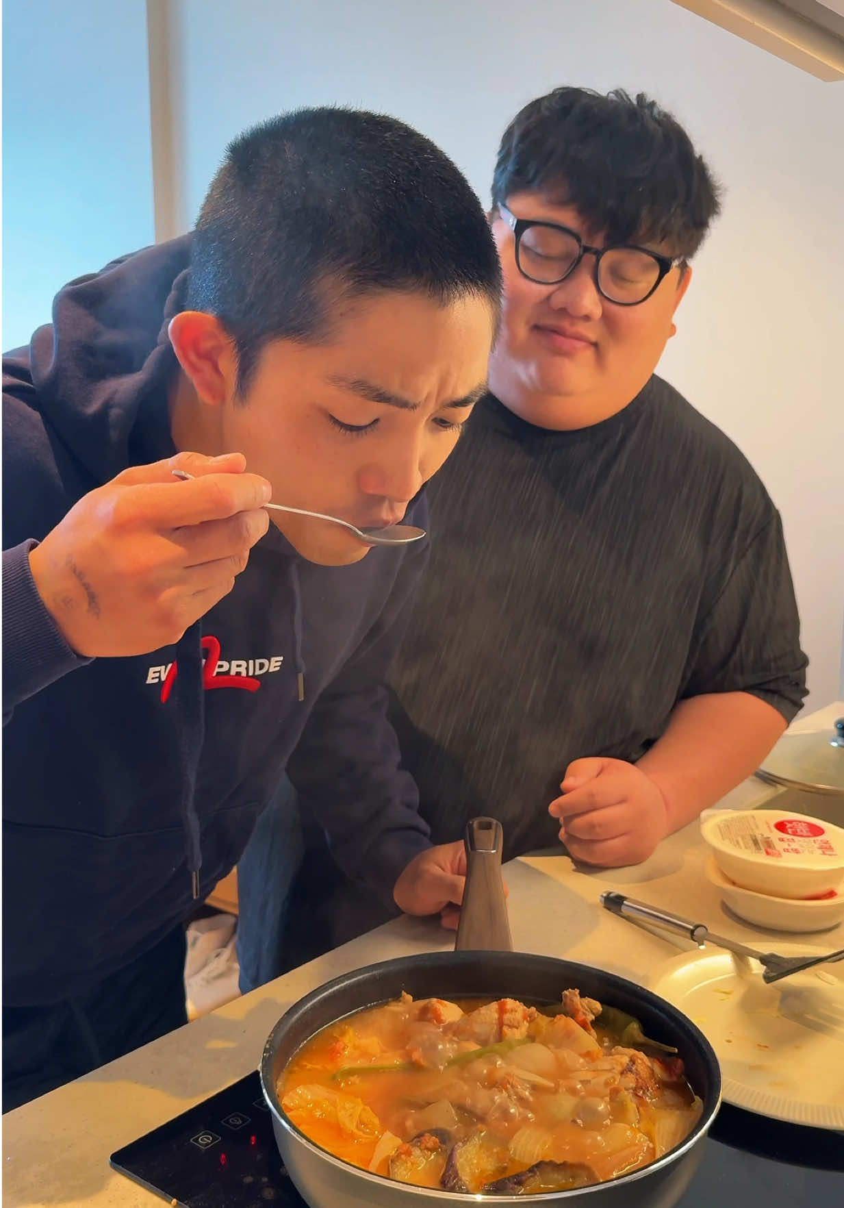 Made chicken sinigang on a rainy day here in Seoul and had my Japanese friend try it for the very first time. So glad he enjoyed it! Follow me on Instagram @alexisdeocaris and @forkspoonmanila for more food and travel content.  Klook Promo Code: FSMKLOOK #forkspoonmanila #forkspoonkorea #reels #instareels #서울 #부산 #seoul #southkorea #visitseoul #lostinseoul #lifeinkorea #minivlog #weavesuites #chickensinigang #palagi #sinigang #chickenrecipe #knorrph #knorr 
