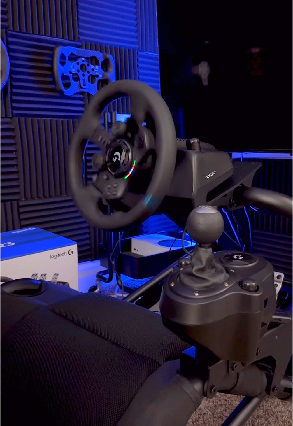This wheel is insane! Logitech G923 = pure driving fun! Este volante é incrível! @Logitech G  #logitechg923 #simracing #simracer #forcefeedback #racingwheel #gaming #gaminggear #unboxing 