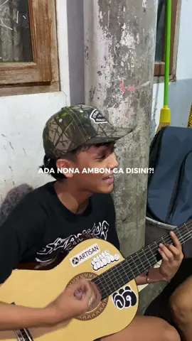 ADA NONA AMBON GA DISINI?!, OH YA GUYS BUAT KALIAN YANG MAU GITAR DAN CAJONNYA SAMAAN BISA BANGET LANGSUNG CEK DI SHOWCASE PROFIL GUE YAK, ATAU LANGSUNG AJA CEK DI @Artisan Guitar Indonesia THANK YOU GAISS!! #fyp #coverlagu #picapica #artisanguitarindonesia 