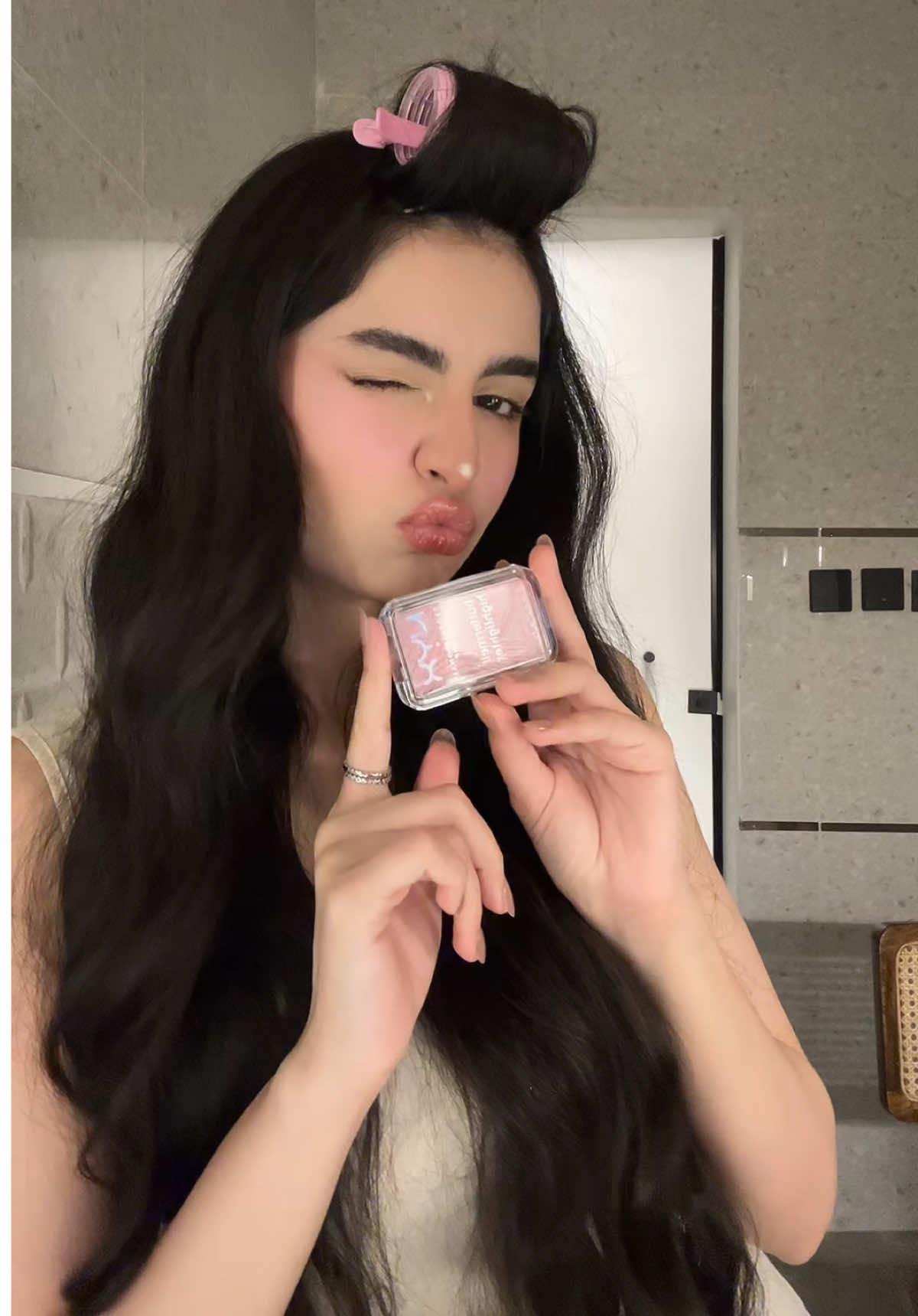 اوضح هايلايت ممكن تجربينه 🤩 #highlighter #nyxcosmetics #partneredwithnyx #makeupreview #makeuptutorial #makeup  #BeautyTok #هايلايتر