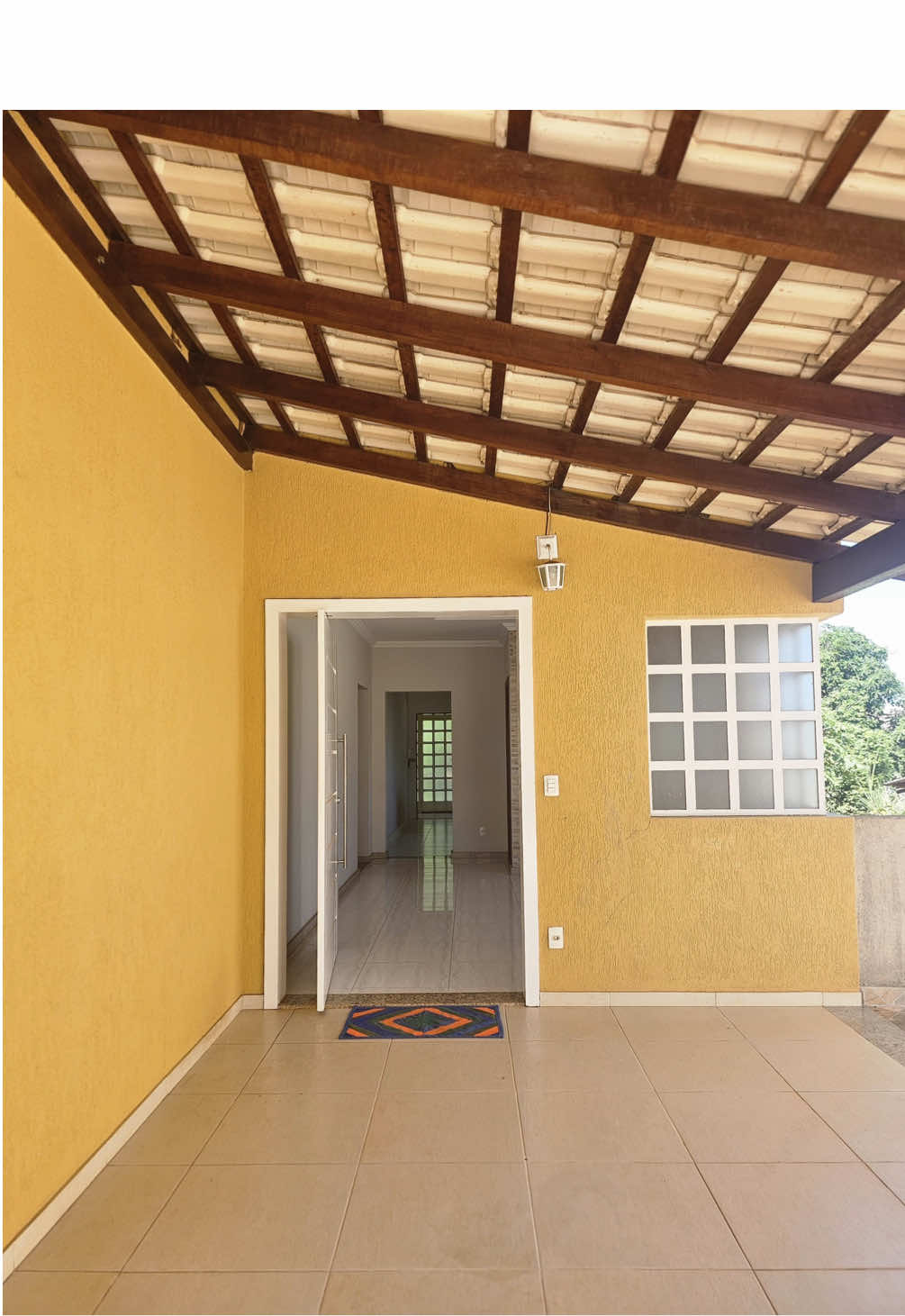 🏡 Casa à venda em Mateus Leme! 🏡 📍 Localização privilegiada: Próximo ao Centro 💰 Valor: R$580.000 🏦 Aceita financiamento bancário 🔄 Aceita lote, casa de menor valor ou carro como parte do pagamento! ✨ Detalhes do imóvel: 🛏️ 4 quartos (sendo 1 suíte com closet) 🛋️ Sala ampla 🍳 Cozinha espaçosa 🌞 Varanda aconchegante 📐 Área construída: 189m² 📏 Terreno: 657m² O espaço ideal para quem busca conforto, localização e um quintal generoso! 📲 Informações e visitas: (31) 9 7533-7116 – Edina Nascimento ⸻ #CasaEmMateusLeme #LudelarImóveis #CasaAVenda #FinanciamentoBancário #PermutaAceita #ImóveisMG #CasaComSuíte #CasaComCloset #CasaEspaçosa #Oportunidade #SeuNovoLar #ImobiliáriaMG #MateusLeme #CasasMinasGerais #ImóveisMateusLeme #CasaComVaranda #CasaComTerreno #CasaComQuintal #InvestimentoImobiliário #NegócioFechado