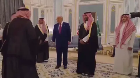 أفراد العائلة المالكة السعودية يصطفون لاستقبال الرئيس ترامب في الديوان الملكي(عارات العرب) #اللهم_عجل_لوليك_الفرج 