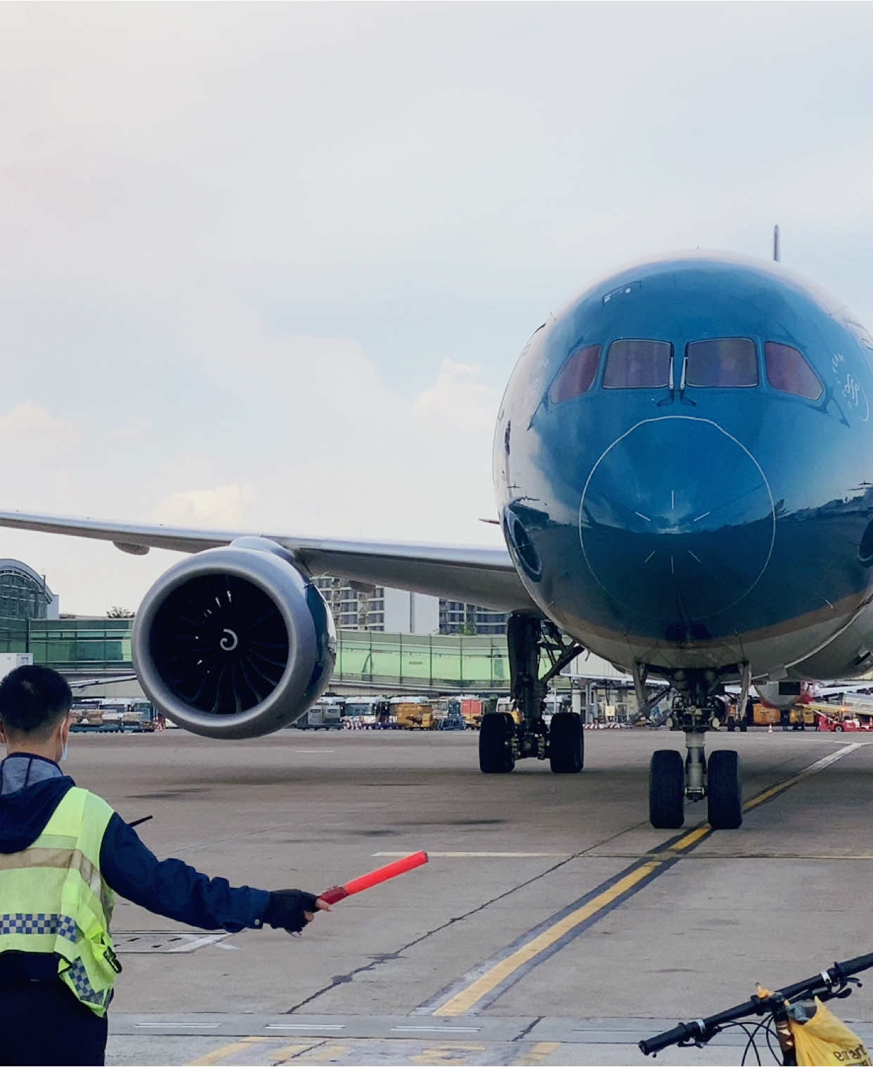 Đây là nghề “ lơ máy bay “ mà mọi người hay nhắc tới đây 😎 #airport #airplane #tranphuc2792 #aviation #boeing787_10 #vietnamairlines 