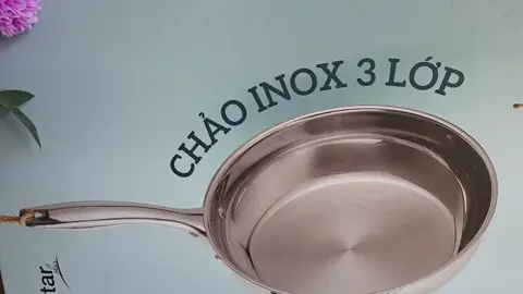 🍳CHẢO FIVE STAR INOX 304 NGUYÊN KHỐI SIZE_28CM 3 LỚP nấu được BẾP TỪ ❤️‍🔥❤️‍🔥❤️‍🔥 -------------------------- 🍙Thương hiệu: FIVESTAR 🍙Xuất xứ: Việt Nam 🍙Hàng chính hãng 💯% 🍙Kích thước: SIZE 20/22/24/28CM  🐚Chất liệu: inox 304 🐚Sử dụng các loại bếp kén từ ✅TÍNH NĂNG SẢN PHẨM✅ 🔅Chảo FiveStar được làm từ chất liệu inox 304 được dập nguyên khối, không gỉ, không ôxy hóa, không chứa các chất độc hại, không tương tác hóa học thực phẩm, đảm bảo an toàn cho sức khỏe của người sử dụng. 🔅Đáy chảo cấu tạo 3 lớp dày dặn từ thân xuống đáy  giúp việc tỏa nhiệt đều lên toàn bộ lòng chảo, không bị tập trung lượng nhiệt lớn ở đáy chảo như các loại chảo mỏng khác giúp thức ăn không bị cháy cũng như tình trạng vàng không đều khi rán các món ăn. 🔅Ngoài ra, đáy chảo dày dặn cũng giúp chảo không bị lồi lõm sau thời gian dài sử dụng khi bị tác động bởi nhiệt độ 🔅Cán chảo to đầm tay, cầm chắc chắn tránh làm đổ đồ ăn khi đồ ăn nhiều mà chảo quá nhẹ #chaochongdinh  #chaochongdinhtuthanelmich #chaochongdinhinox3lop #chaoinoxnguyenkhoi_elmich  #elmich #dailyquachgia 