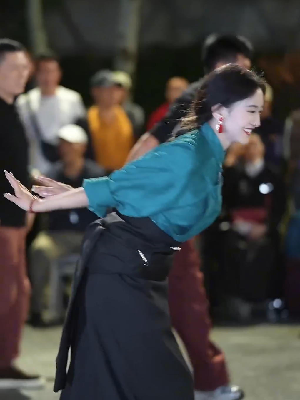🥰✨ Baimaquzhu, the most popular Tibetan dance, sweet Tibetan woman #fypシ゚ #foryoupage #gorshey #trendingsong #tibetansong #tibetandance #massfollowing🔥🔥 #creatorsearchinsights 