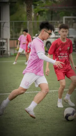 Tập 3: Hôm nay chúng ta cùng đến với mẫu tiền vệ tài hoa, sở hữu đôi chân ma thuật đồng thời là người đội trưởng mẫu mức của Fc B1- Đó chính là cầu thủ Lương Hoà Phát(Xít đao). Anh có cho mình những lối đá cống hiến, một tyeu mãnh liệt với trái bóng tròn đồng thời tyeu vs những cô gái cổ động viên bên ngoài. Xin dc chúc anh @hphat mạnh khoẻ, đá bóng hay, 8386 và thật nhiều người yêu#11B1#HoangThanhTung#THPTD2T#xhuong 