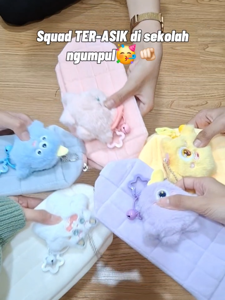 Kembaran di sekolah. Ga harus mahal 😍🧸🍥 #friendship #friendshipbracelets #squadgoals #girlsquad #bestie #gantungan #gantungantas #bagcharm #pouch #stationery #pencilcase #popmart 