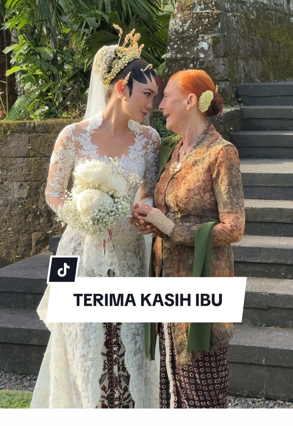 Ibu, terimakasih🥹🤍 #MOONtotheMAX  📹: @AVERA WEDDING CONTENT 