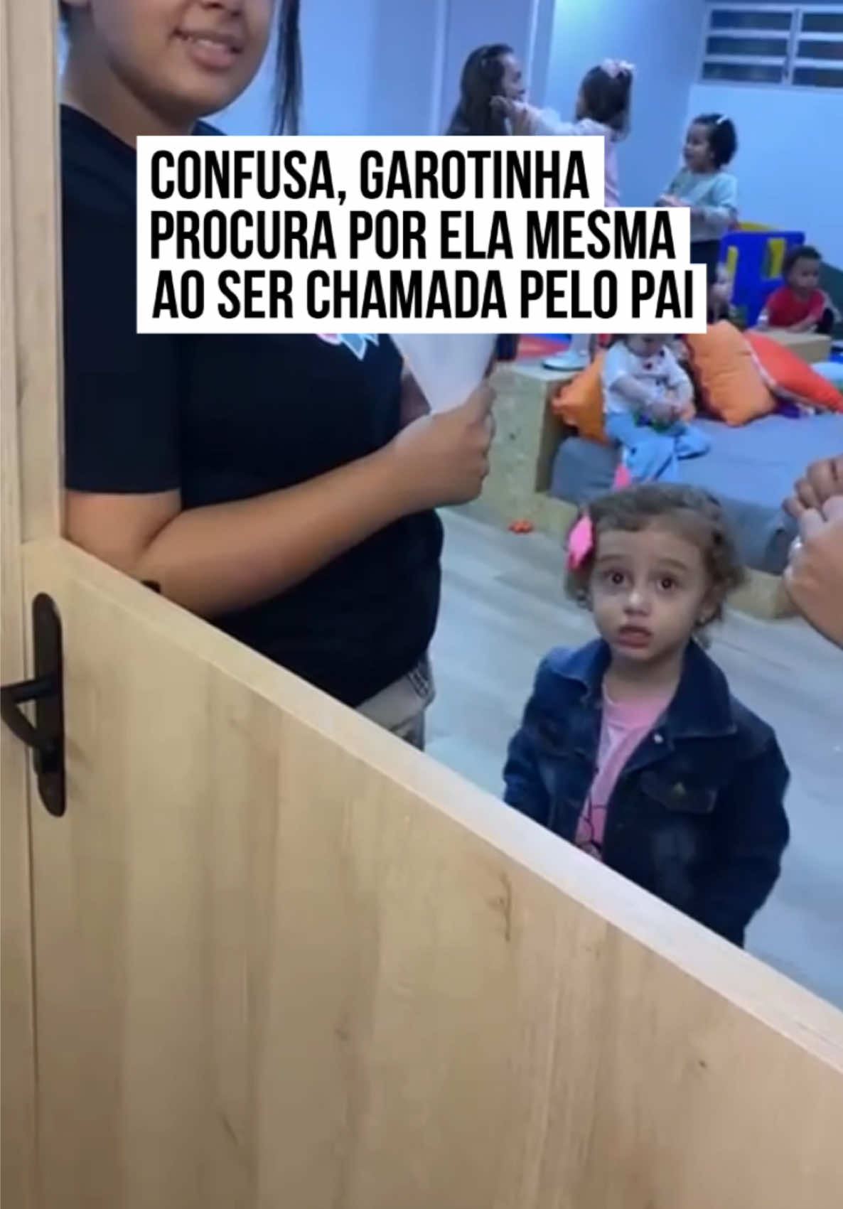 Uma #criança divertiu a web em um registro que viralizou. No vídeo, o #pai da menina chega para buscá-la na #escola. Ao chamar pela pequena, no entanto, a #garotinha, #confusa, se vira para trás, como se estivesse conferindo se havia outra criança com o mesmo #nome na sala. A cena inusitada divertiu os internautas.  “A Allana procurando a Allana kkkk até ela não acreditou que ela seria a Allana kkk”, brincou um internauta. “A Allana procurando a Allana kkkk até ela não acreditou que ela seria a Allana”, comentou outro usuário do Instagram. #TIkTokNotícias 🎥 Oscontosdeallana (Instagram) | @myhoodbr