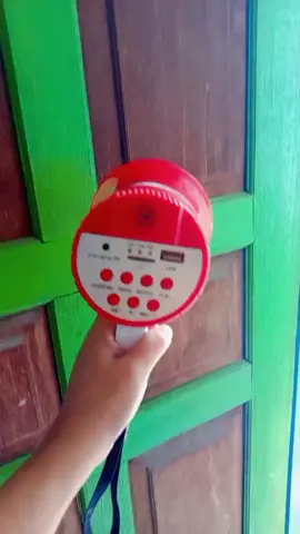 fitur:*pengeras suara  *memutar music usb *alarm sirine *perekam suara *bisa di cas #pengerassuara#speaker#toa#toaportabel#megaphone#fyp 