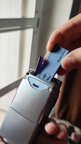 จินตนาการออกหรือใหม่ว่ามือถือยุค Y2K แท้ๆ ใส่เมมโมรี่เสริมกันแบบไหน? นี่คือ Memory Stick รุ่นแรกที่มีขนาดเพียง 16MB แต่มีขนาดความใหญ่ยาวของการ์ดถึง 50 มม. หรือยาวกว่ามาตรฐาน MicroSD Card ถึง 3 เท่าตัว ที่น่าทึ่งคือเจ้า Memory Stick นี้สามารถเสียบเข้าไปในมือถือฝาพับ Sony SO502iWM เครื่องเล็กๆ ในแนวตั้งได้ ทำหน้าที่เพื่อเก็บเพลงได้เพียงไม่กี่เพลงเท่านั้นในปี 2000 แต่นี่คือโทรศัพท์มือถือของ Sony รุ่นแรกๆ ที่สามารถฟังเพลงได้ และถือเป็นต้นสายของมือถือตระกูล Walkman ในเวลาต่อมา Can you imagine how Y2K era mobile phones used external memory? This is the very first version of the Memory Stick, with just 16MB of storage, but the card itself was 50mm long, around three times the length of a standard MicroSD card. What’s fascinating is that this Memory Stick could be inserted vertically into a tiny Sony K-TAI, the SO502iWM. It was used to store only a handful of songs back in the year 2000. Still, this phone was one of Sony’s very first mobile phones capable of playing music and it later became the origin of the Walkman phone series. . . . We offer worldwide shipping ✈️ สนใจรับมือถือไปดูแลติดต่อ FB: Hisawa Japanese Smart Phone Shop Thailand Shopee(TH): Hisawa Store 🤗🇹🇭🇯🇵⛩️📱 . #hisawastore #ガラケー #ガラホ #มือถือ #มือถือญี่ปุ่น #มือถือฝาพับ #มือถือฝาพับญี่ปุ่น #y2kstyle #jfashion #japanphone #flipphone #japanesephone #japaneseflipphone #gyaruphone #garakei #keitai 