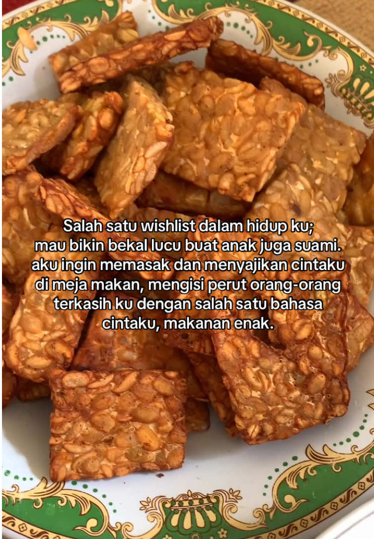 Bahkan hari ini, aku masih ingat detail rasa opor ayam buatan (almrh) Ibu🫂 Karena makanan menjadi bagian yang melekat kuat pada kelima indra manusia. Kita memakan makanan sepaket dengan memori didalamnya, itulah mengapa kita sering ingin makan sesuatu yang familiar dan itu-itu saja.  Kita megingat, dan meromantisasinya. #fyppppppppppppppppppppppp 