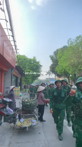 Hình ảnh đẹp đã xua tan đi cái nóng của mùa hè. Rất cảm ơn tình cảm của các cô, đã thắp lên tinh thần đoàn kết giữa quân và dân ❤️❤️❤️🇻🇳🇻🇳🇻🇳 .  #bodoi #quandoinhandanvietnam #CapCut #vietnam 