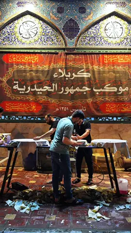 عشق الموالين لنيل الخدمة من ابناء موكب جمهور الحيدرية الذين يتسابقون لتقديم افضل مايكون لوفاء المعشوق سيد الشهداء عليه السلام  #موكب_جمهور_الحيدرية 