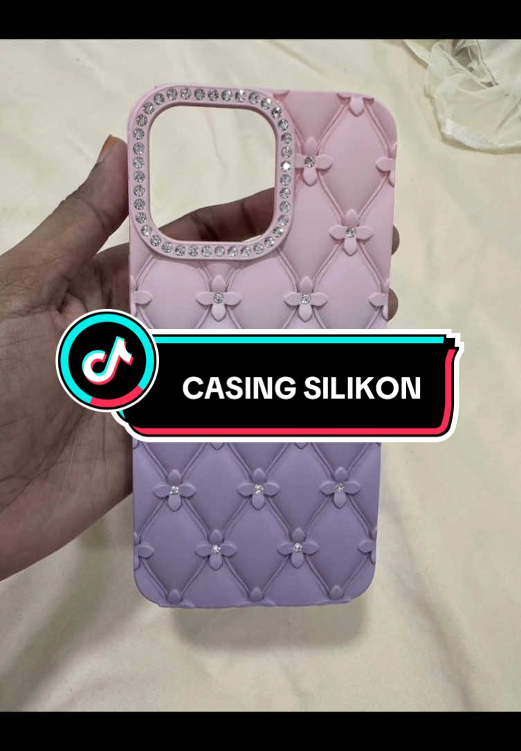 Casing silikon tebal. Lepasni casing korang tak mudah pecah sebab ada casing yang super tebal. Dah tebal, cantik pula tu🤩 #capcut #casing #casingiphone #iphone 