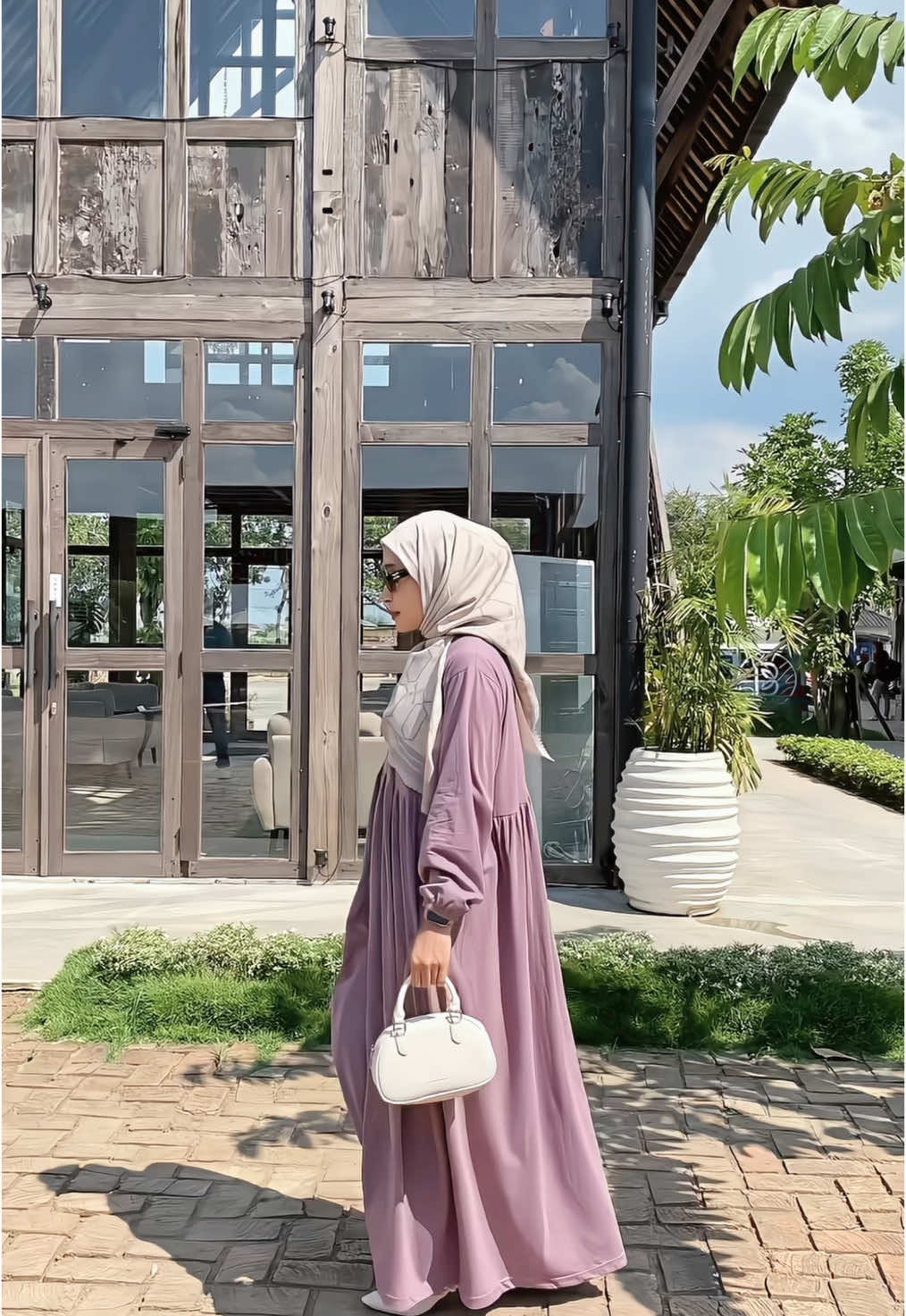 Udah pada tau belum Noora Dress sekarang udah warna Dusty Mauve.. cocok banget buat kamu yg suka tampilan lembut dan feminin 😍 cuss gercepin, karna cepet banget sold nya…