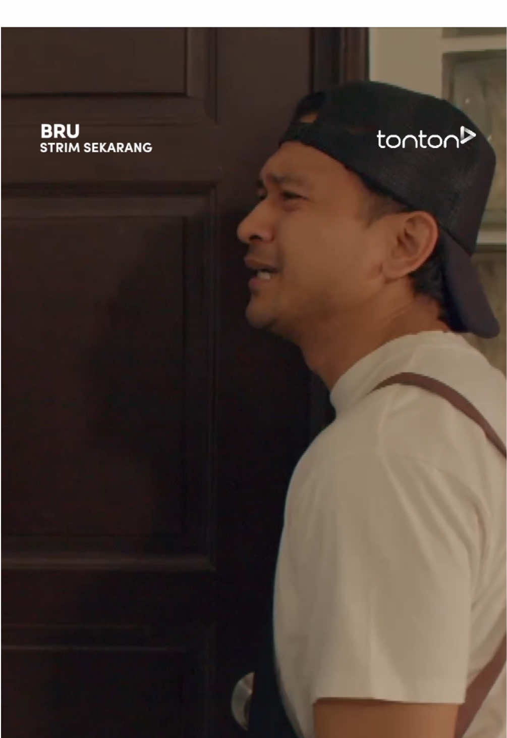 Dorang ni bergaduh apa lagi?! 😤 Saksikan BRU, sebuah siri arahan Nik Amir Mustapha. Strim sekarang, eksklusif di Tonton! ▶️#BRU -> Setiap Isnin & Khamis Pelakon Utama  @shukriyahaya sebagai Shah @sitihariesa sebagai Hani @amerul_affendi sebagai Ajan 🎬Pengarah @_nikamir  🎥Penerbit: @hafiz.chin 🎥Terbitan: @lumaticfilms  ✍️Penulis Skrip: @hadimnor