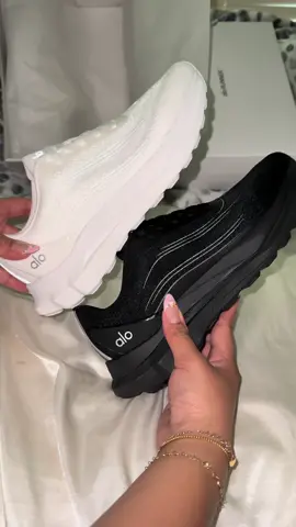 testing them on my run later @Alo Yoga #fyp #fypシ  #foryoupage #fypシ゚viral #2025 #alo #aloyoga #alorunner #aloshoes #Running #runningshoes #aloyogarunner #white #black 