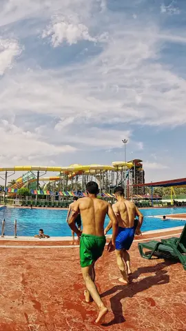 الأجواء الصيفية بالمدينة المائية غيييير 🏝️🥶🥵 متونسين الشباب 🙂‍↕️🙂‍↔️ لاتنسون بنات هم عدهم يوم خاص بيهم الي هو يوم الثلاثاء (نساء فقط) للتذكير الخميس والسبت عوائل فقط باقي الايام الدخول عام للجميع والسعر 15,000 للكبار 10000 للأطفال لاتنسى تشترك بقناة جزيرة بغداد على تلغرام اذا حاب تشتغل داخل جزيرة بغداد https://t.me/jazzera_ba #جزيرة_بغداد_السياحية #المدينة_المائية