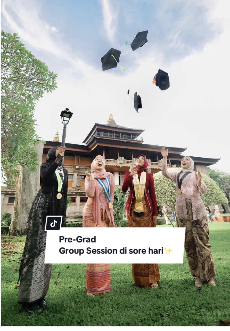 Pre-grad group session seenak itu di sore hari🥹🫶🏻  (Book now on IG @semata.grads) #fotowisudaoutdoor #fotograferperempuan #fotowisudaoutdoorjakarta #graduationphotoshoot #fotowisudajabodetabek 