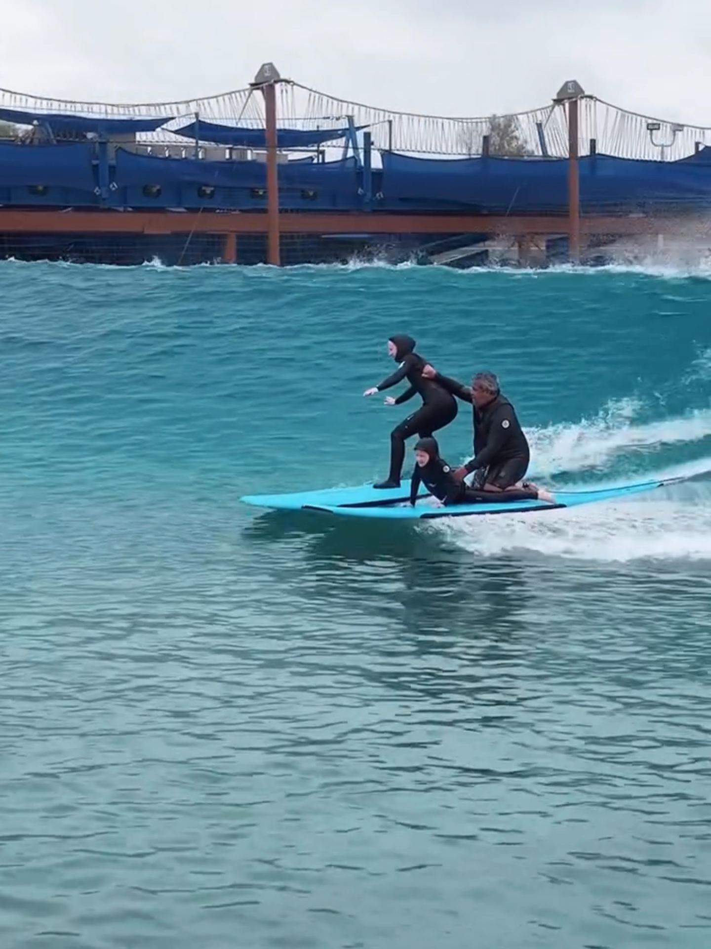 This legend can make anyone surf! Mother & daughter 🏄‍♀️ (🎥 @raimanaworld ) #Unreel #Extreme #Surfing #Surflegend #Raimanaworld